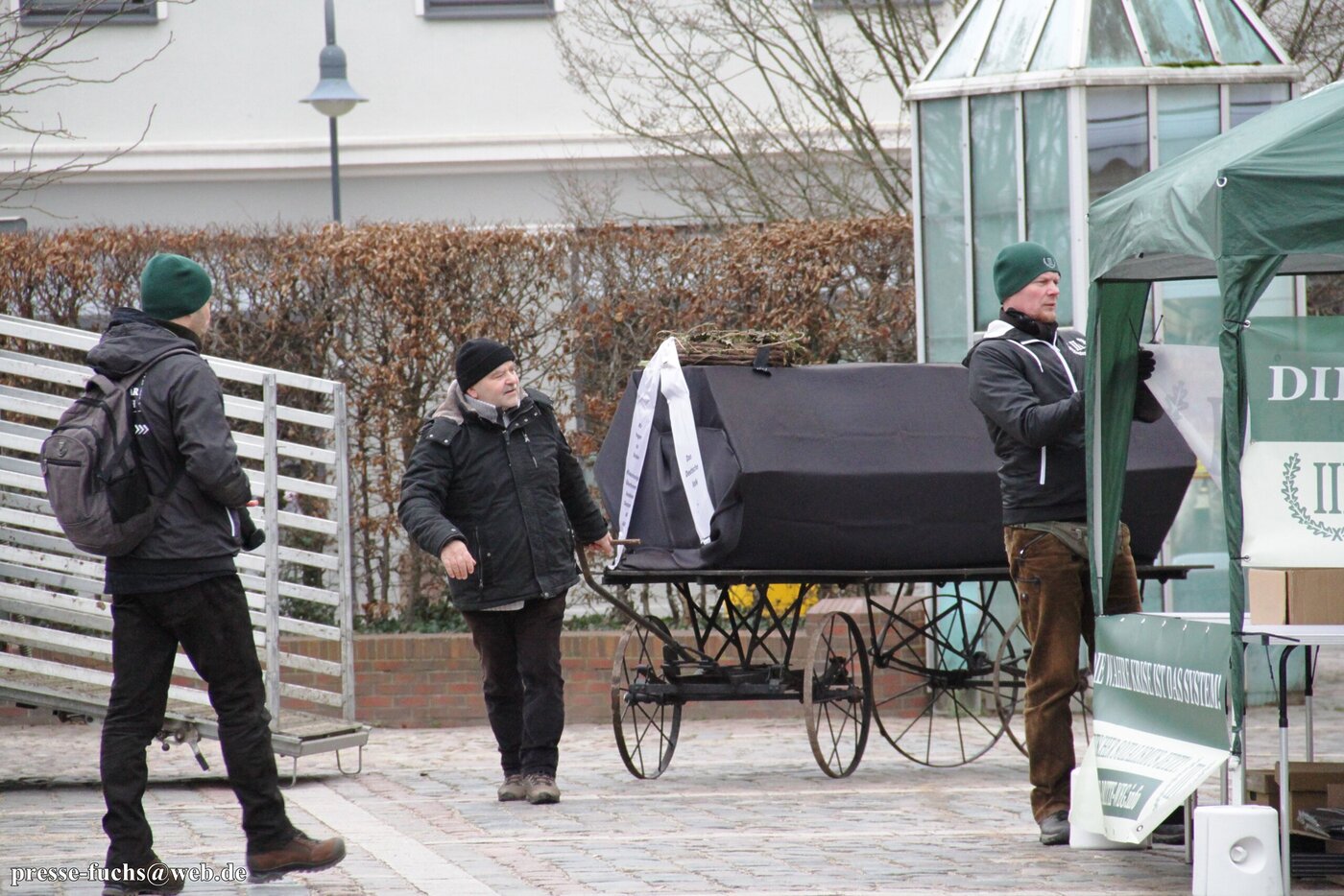 Drei Personen bauen eine Kundgebung auf