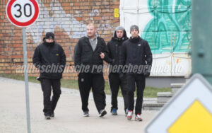 Vier schwarz gekleidete Jugendliche auf der Straße.