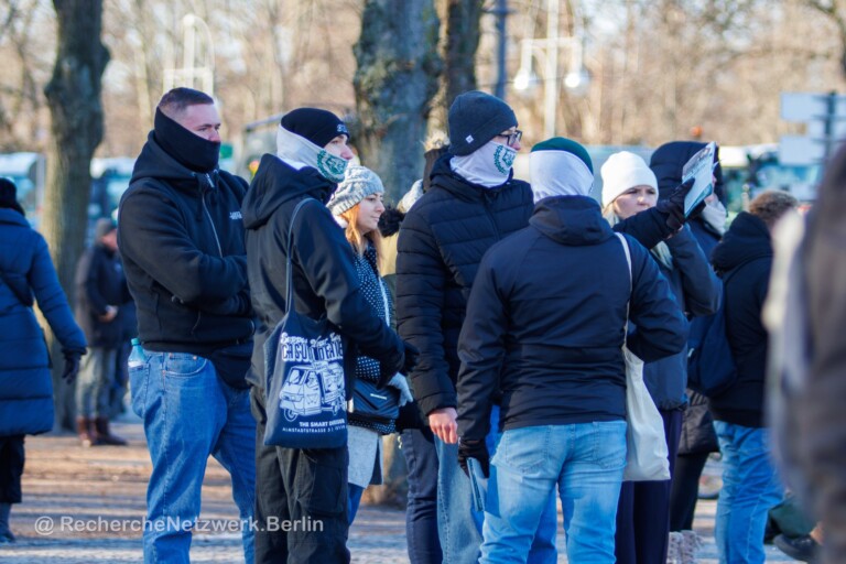 Eine vermummte Gruppe Jugendlicher auf einer rechten Demonstration