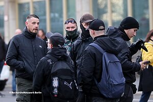 Mehrere Jugendliche auf einer rechten Demonstration.