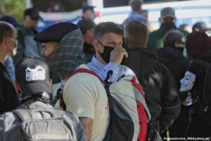 Person auf einer rechten Demonstration.