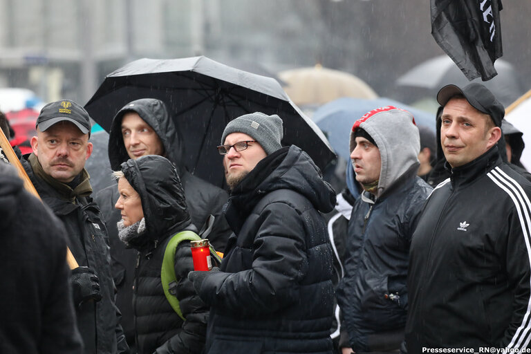 Eine rechte Demonstration im Regen