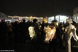 Personen mit Engelsflügeln auf einer rechten Kundgebung.