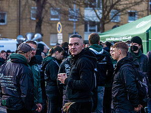 Eine Person auf einer rechten Demonstration