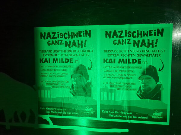 Zwei verklebte Plakate im Dunkeln